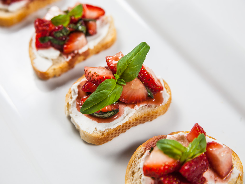 Basil-marinated Strawberry & Goat Cheese Toastlettes
